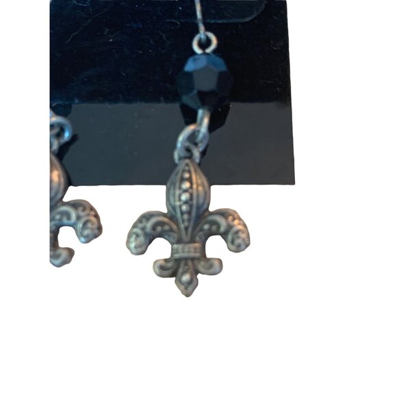 🍒 2/$20 🍒 Pair of Vintage Fleur de Lis Pewter Earrings with Black Stone On Top - Picture 2 of 3